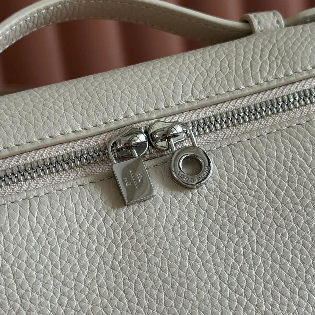 p1160💋💋💋【Original leather configuration counter complete set of packaging】 𝐋𝐨𝐫𝐨 𝐏𝐢𝐚𝐧@ Extra pocket L19 series handbag/crossbody bag, all steel, the most comfortable life is the undefined life, just like loro The material design of pian@ does not require complicated design styles. The simple and soft outline is elegant and durable, like an exquisite cosmetic case, which perfectly balances appearance and functionality. The leather is delicate and feels as soft as butter. The small bag has a large capacity. It is not only portable with a thin shoulder strap, but can also be worn cross-body. Sisters who have a special liking for minimalist style can buy it. It is simple and versatile. The simpler, the more different. Stars and Instagram celebrities are all planting it. There are two sizes of 19 cm and 27 cm. One is exquisite and casual, and the other is elegant and grand. Size: Small: length 19×width 7×height 12cm (